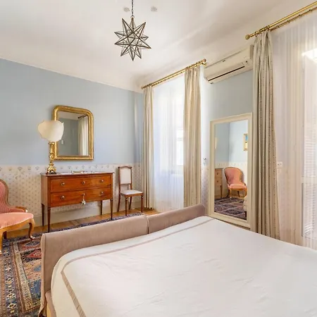 Casa D'epoca Con Vista Su Piazza Dante Appartement *